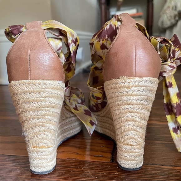 Yellow and Brown Ugg Espadrilles 5.5 but fit a 6.5 - Picture 3 of 6